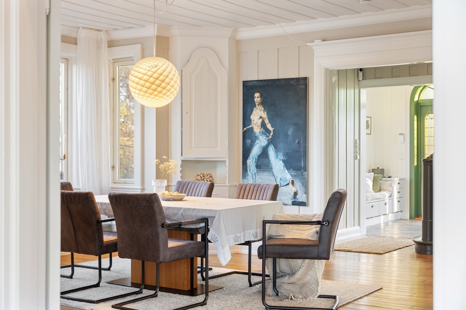 Den ligger i åpen forbindelse med stue og kjøkken, men har samtidig en tydelig og naturlig avgrensning som gjør den godt egnet både til hverdagsmiddager og større selskapelige sammenkomster. Galleribilde