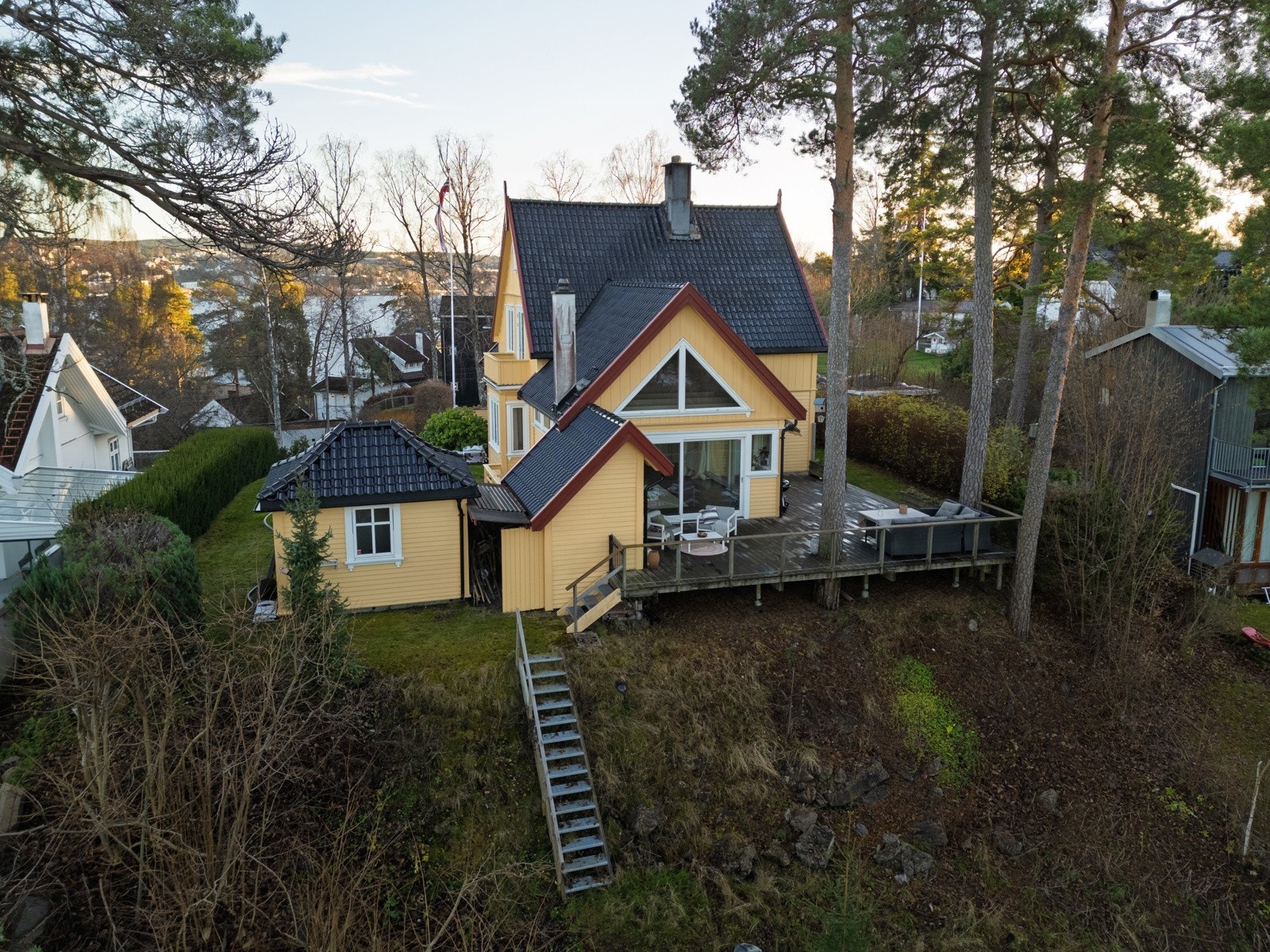 Direkte adkomst til skogssti som leder ned til strand og sjø. Galleribilde
