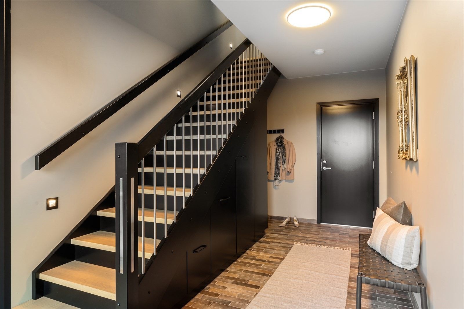 Stedbygd oppbevaring under trapp Galleribilde