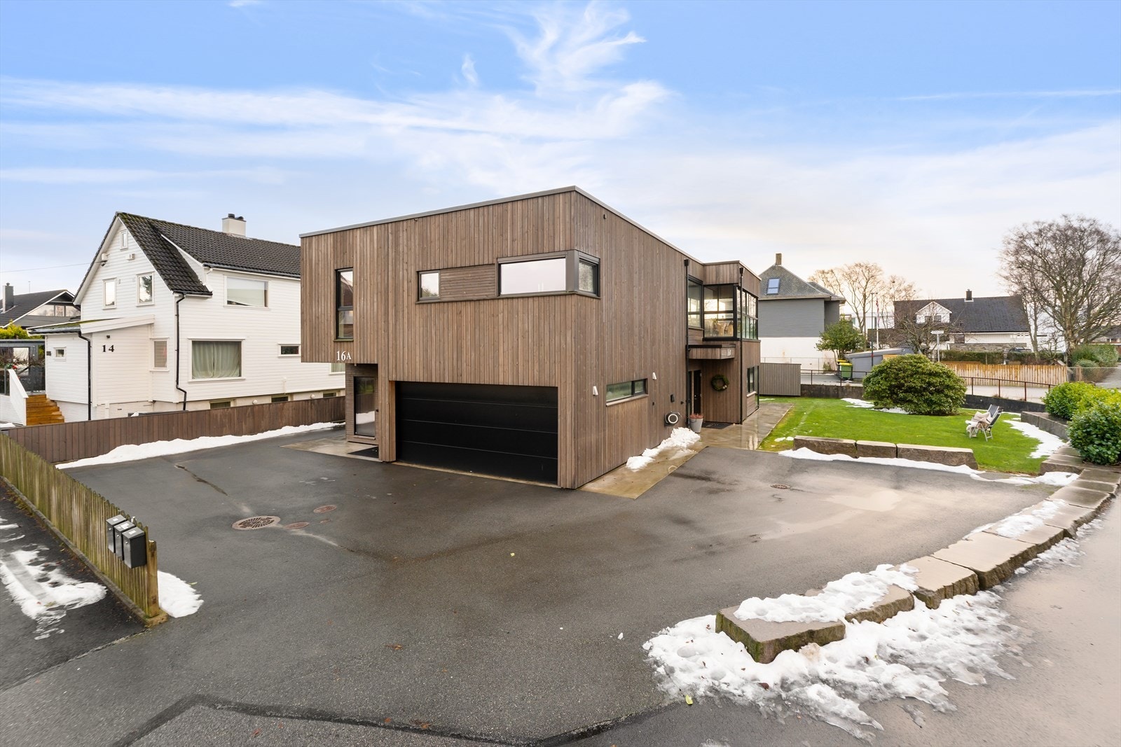 God plass til parkering i garasje og på egen tomt Galleribilde