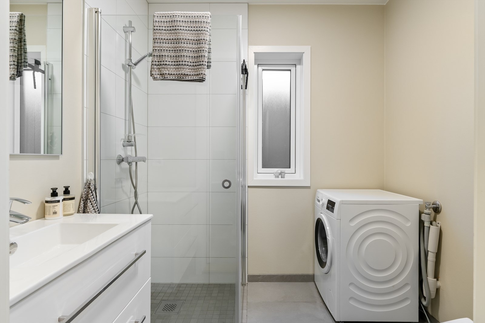 Hybel - bad med opplegg for vaskemaskin Galleribilde