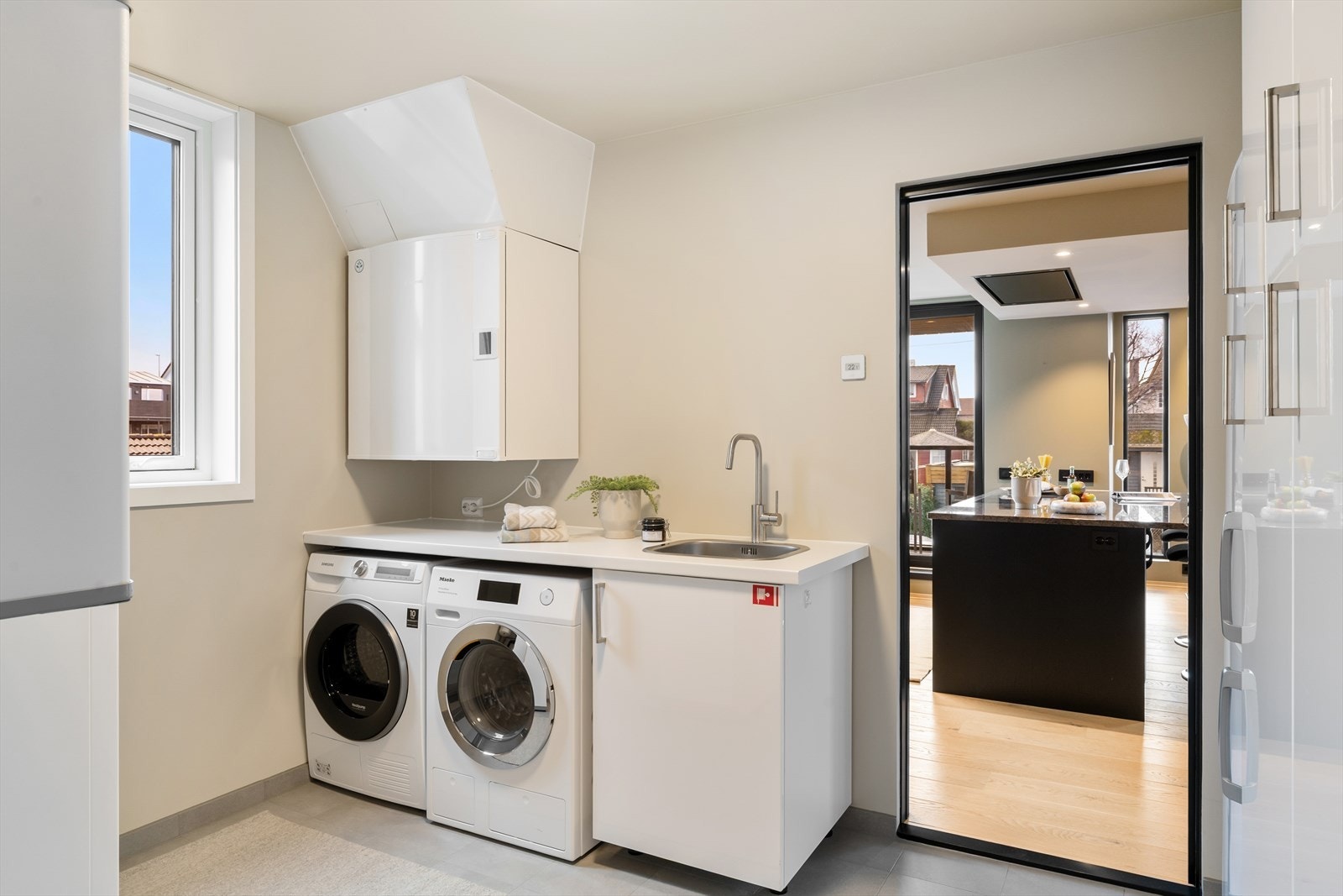 Praktisk vakserom/grovkjøkken med utslagsvask og skapplass Galleribilde