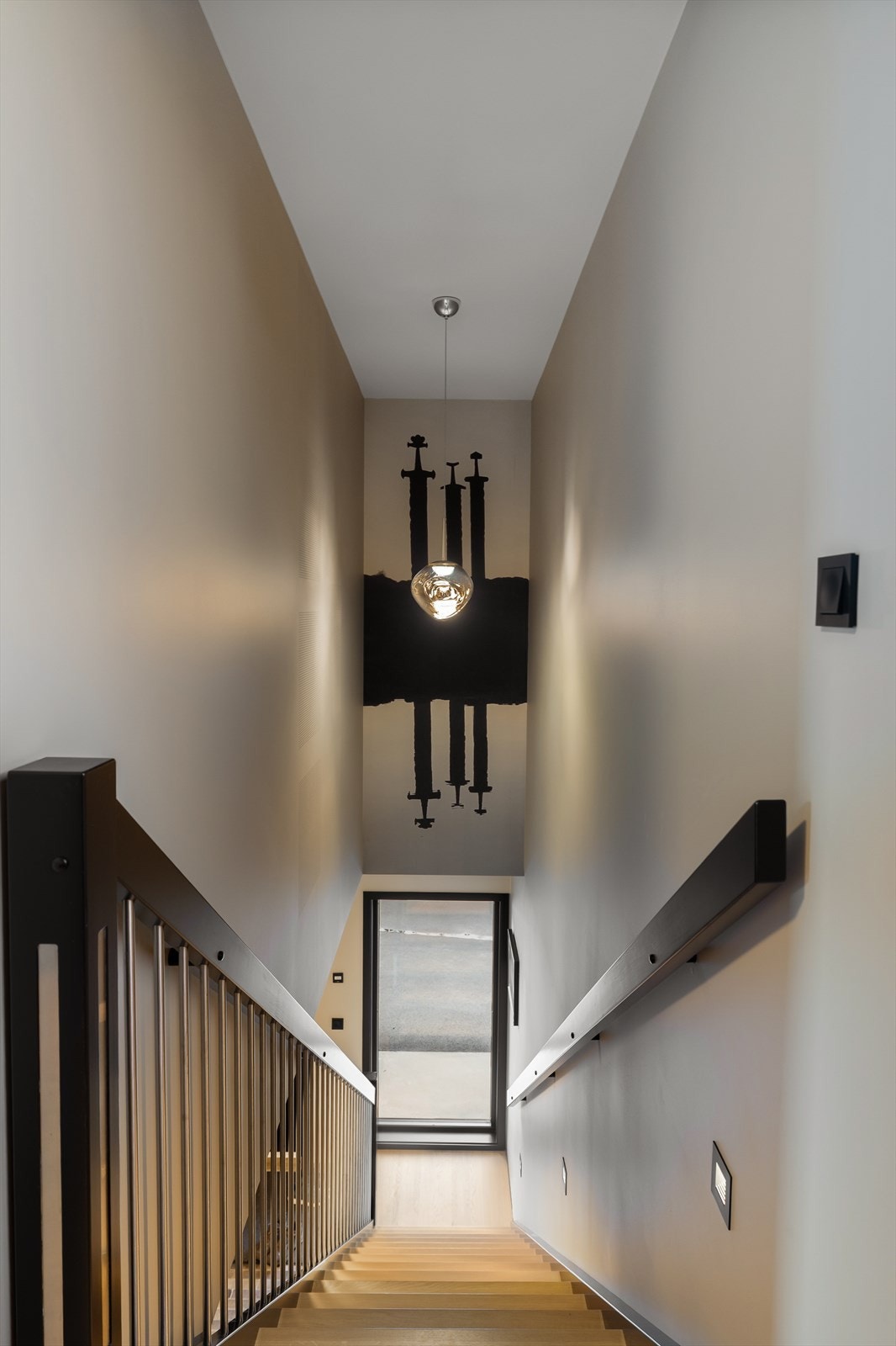 Flott sortmalt trapp med stålspiler og eiketrinn Galleribilde