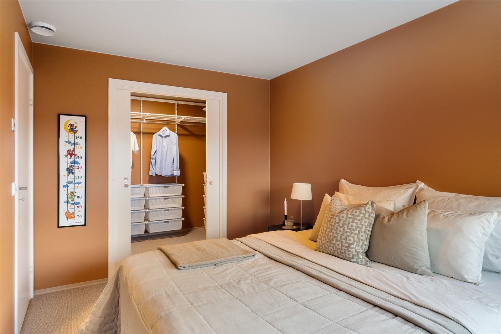 Egen garderobe i tilknytning til soverommet Galleribilde