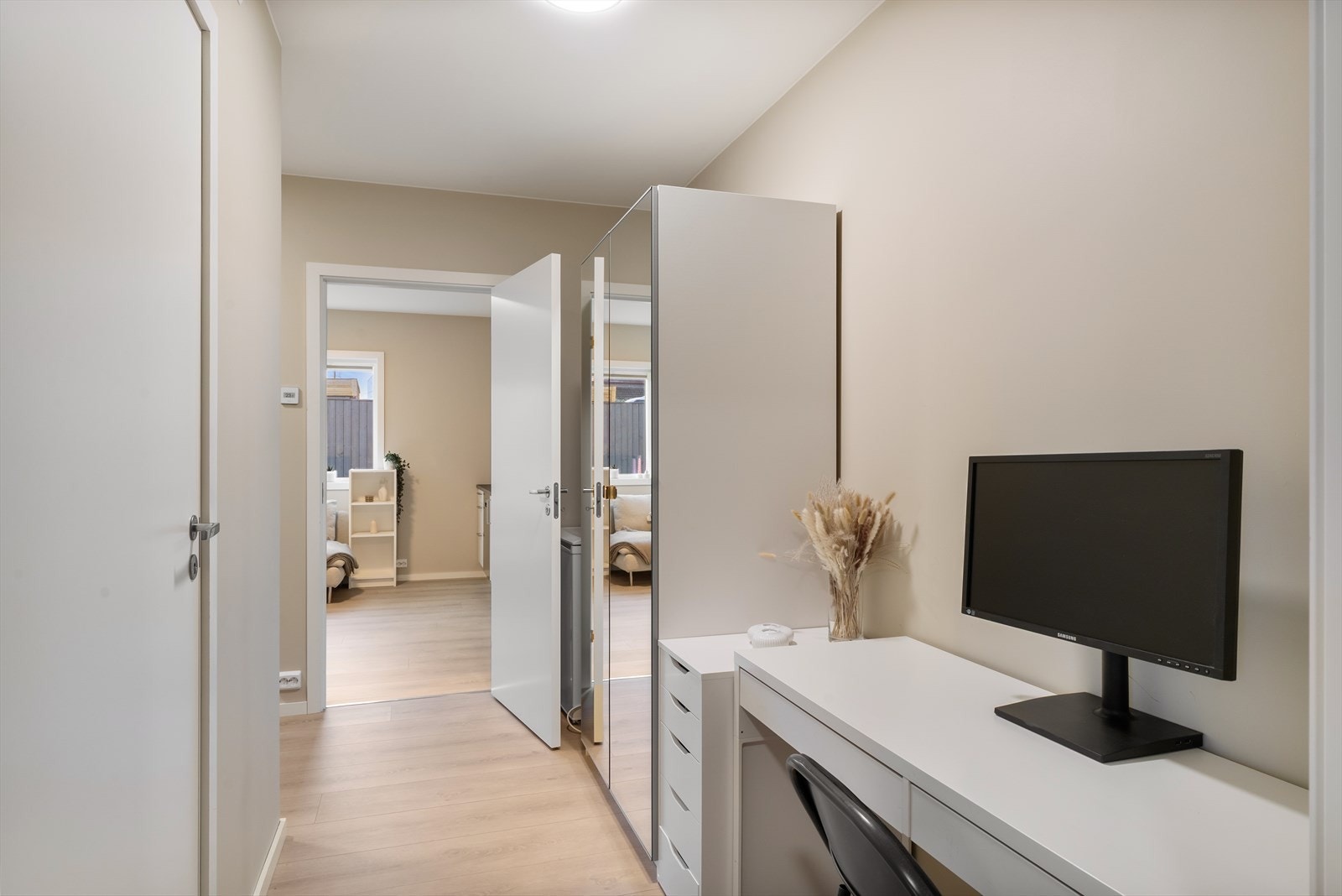 Hybel - gang med plass til garderobe og skrivebord Galleribilde