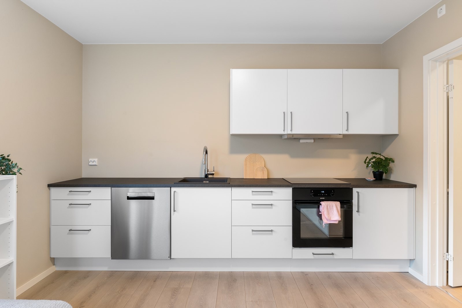 Hybel - hvit kjøkkeninnredning fra Norema med integrerte hvitevarer Galleribilde