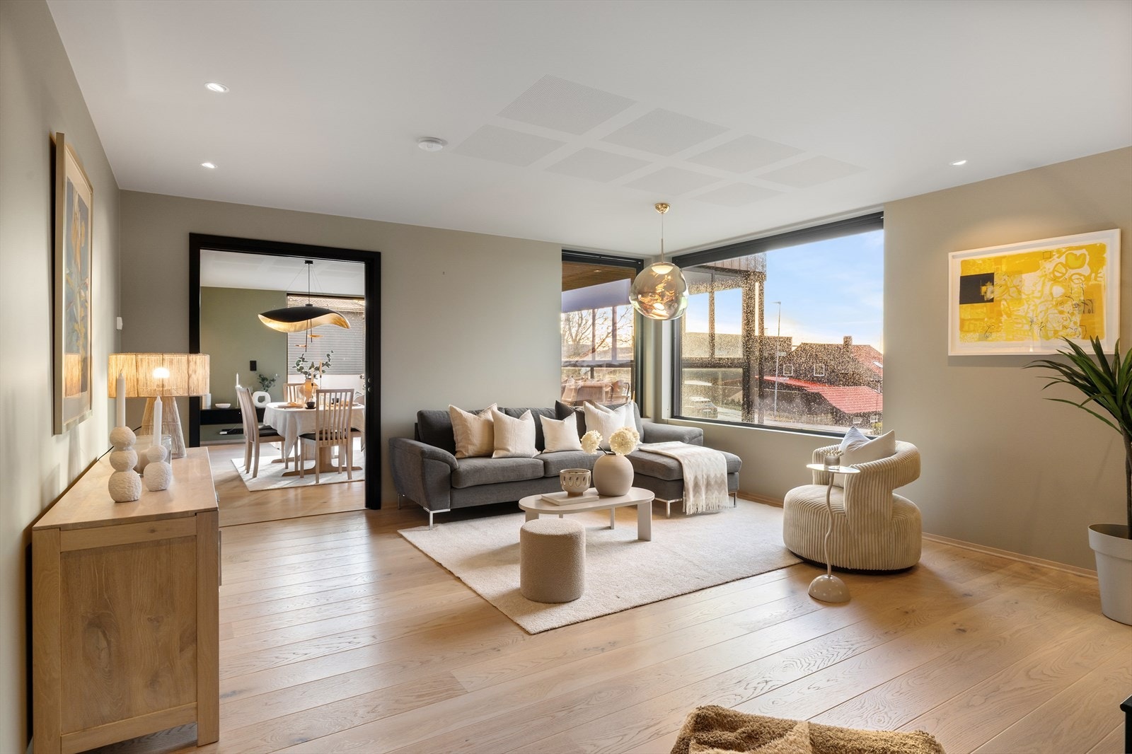 Stue med skyvedør i glass mot kjøkkenet Galleribilde