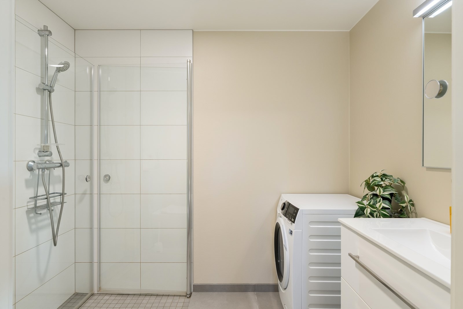 Leilighet - bad med opplegg for vaskemaskin Galleribilde