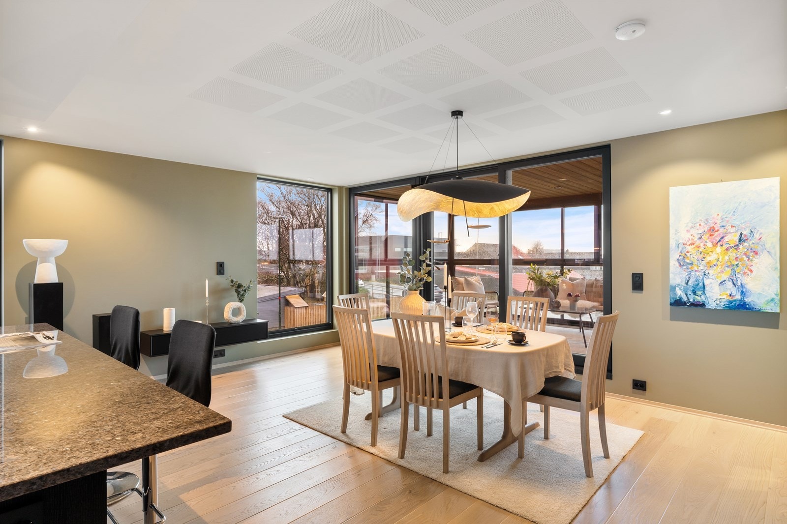 God plass til spisebord på kjøkkenet Galleribilde