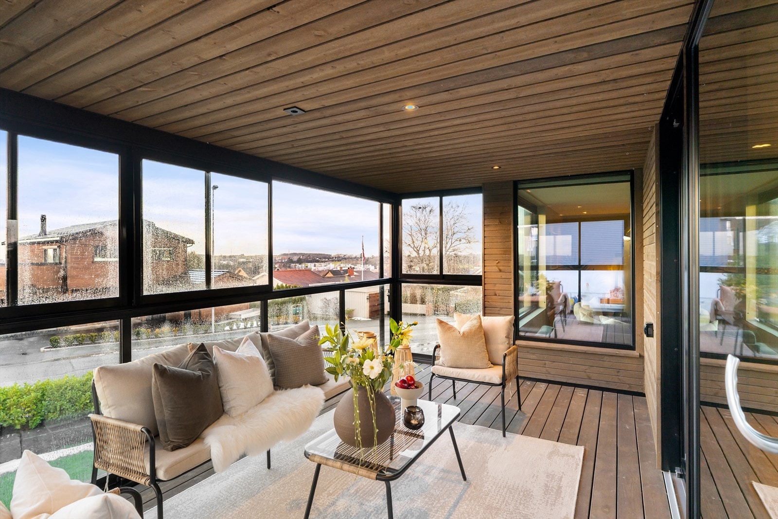 Utgang til innglasset balkong fra kjøkkenet Galleribilde