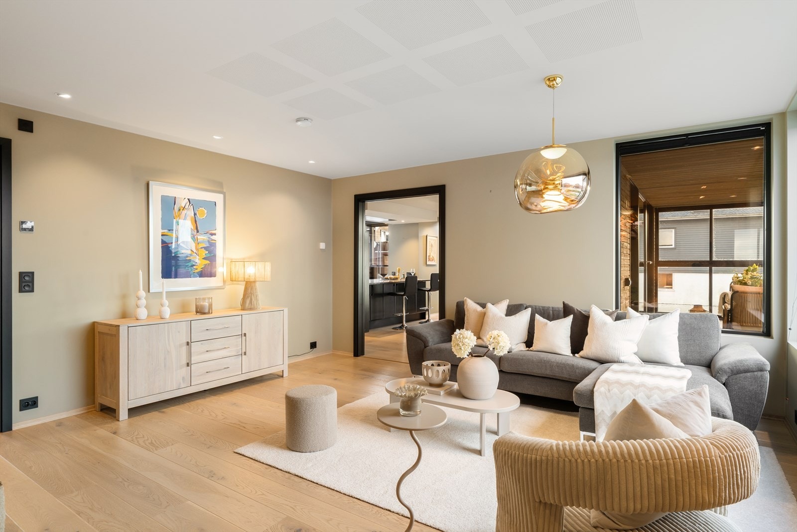 Åpen og lys stue Galleribilde