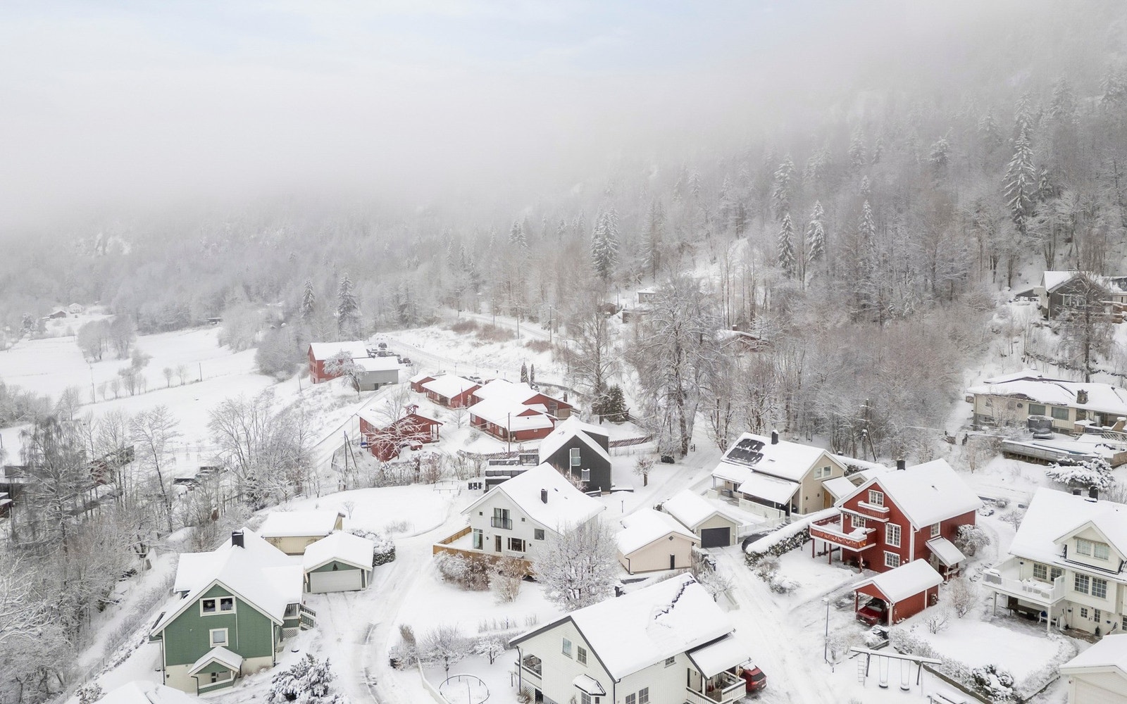 Beliggende i meget hyggelig boligområde med skogen like utenfor døren Galleribilde