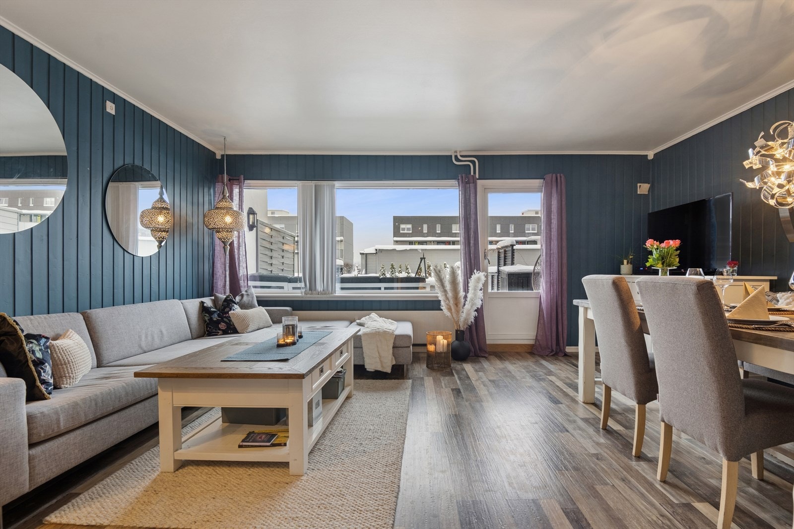 Stuen har store vindusflater og utgang til terrasse Galleribilde