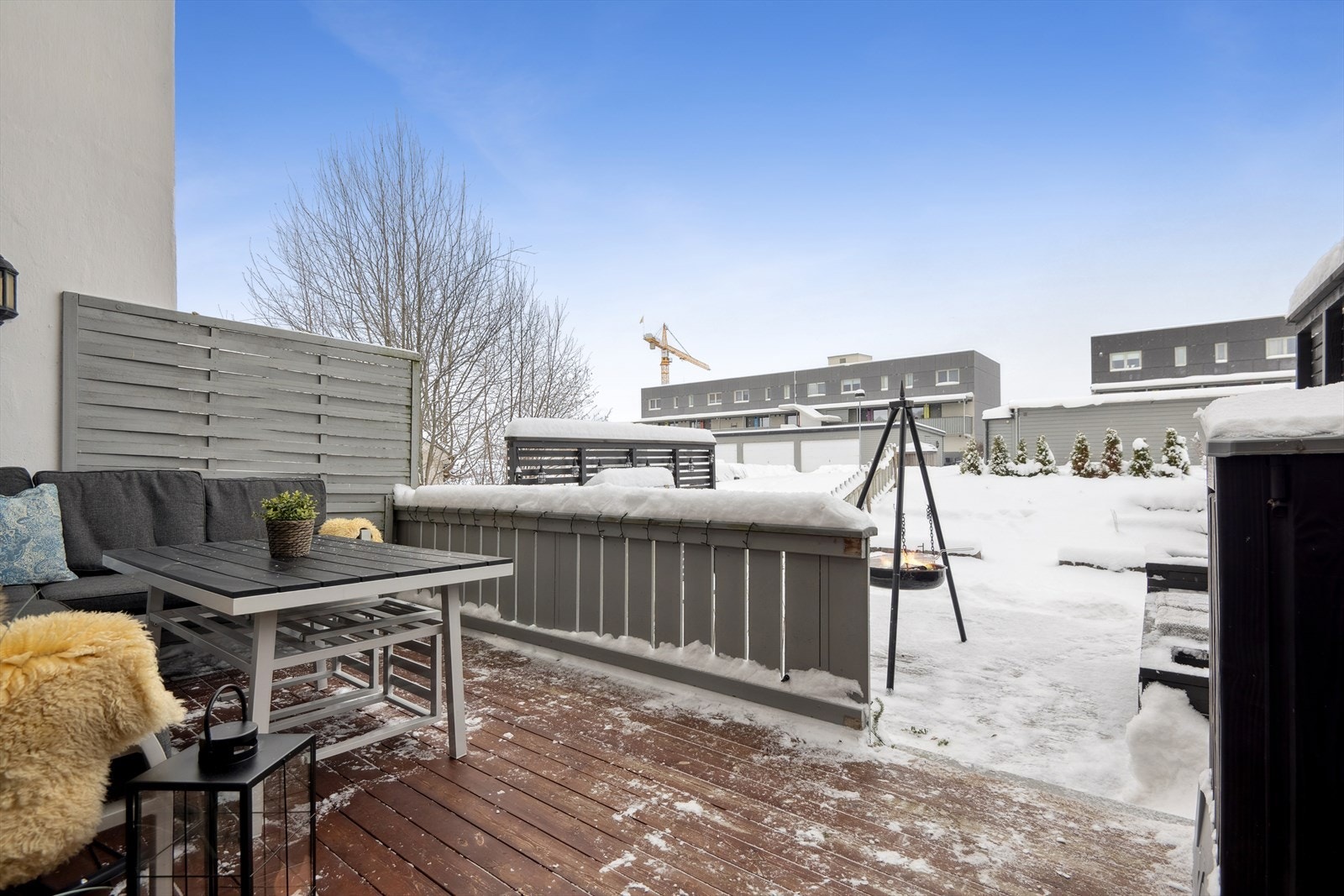 Terrasse med markise og nyere platting. Tilsammen ca 27 kvm med herlig uteområde.. Gode solforhold Galleribilde