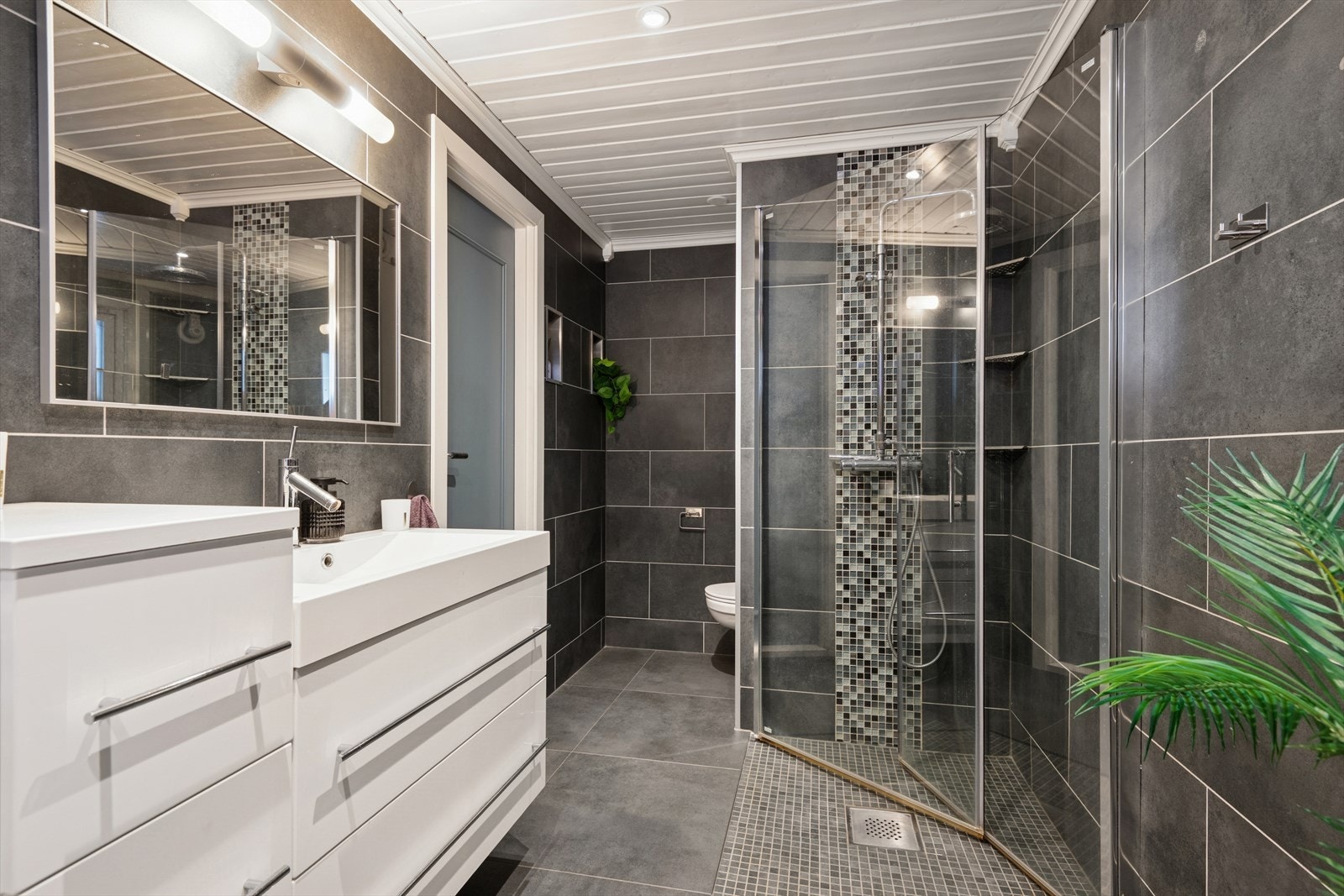 Romslig helfliset baderom fra 2018. Varmekabler i gulv Galleribilde