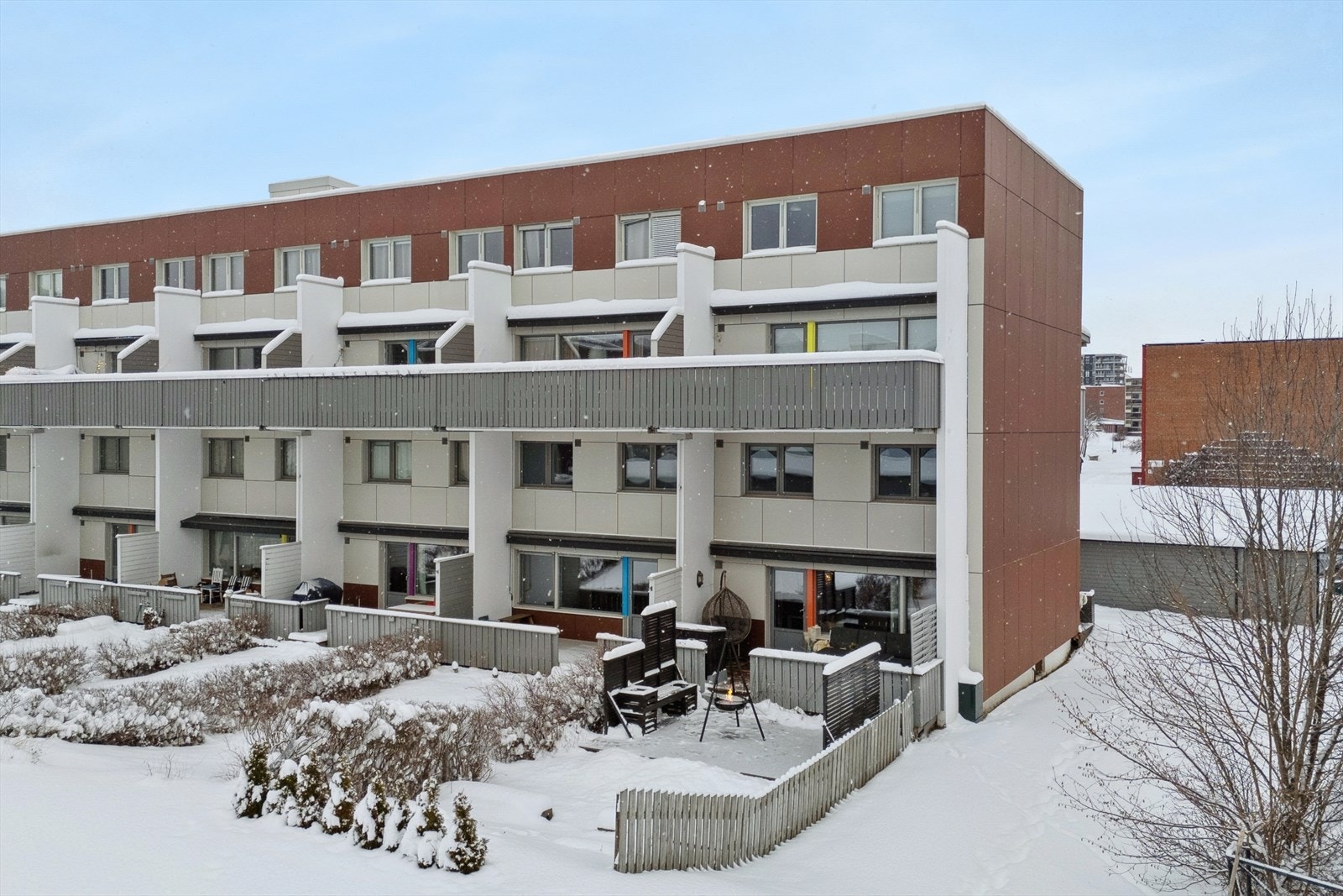 Velkommen til E.J. Berghs Veg 16 A. Velholdt og tiltalende 4 roms med adkomst fra bakkeplan. Praktisk innredet i 1 og 2 etg. Egen garasje Galleribilde