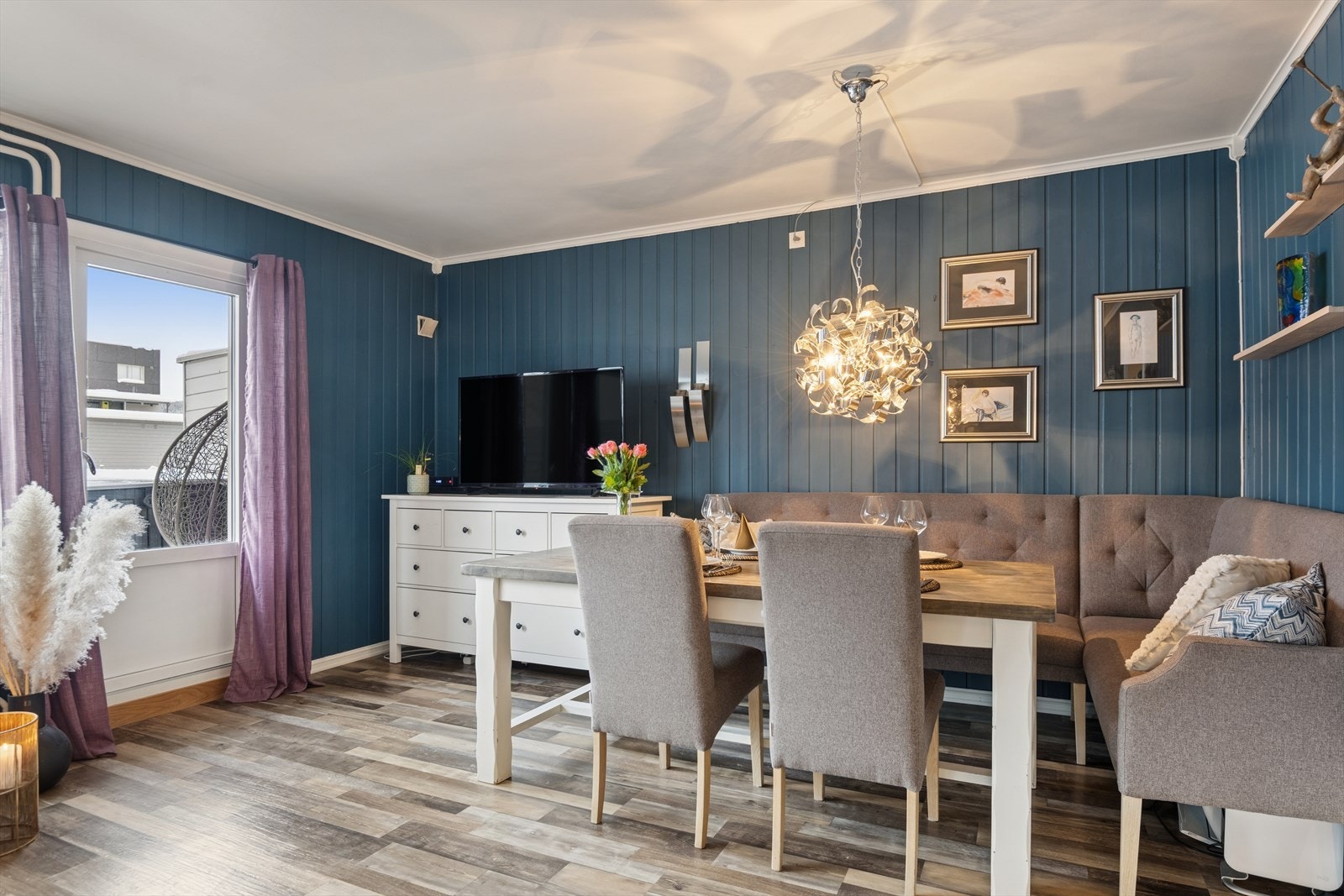 Stuen har plass til romslig spisestue Galleribilde