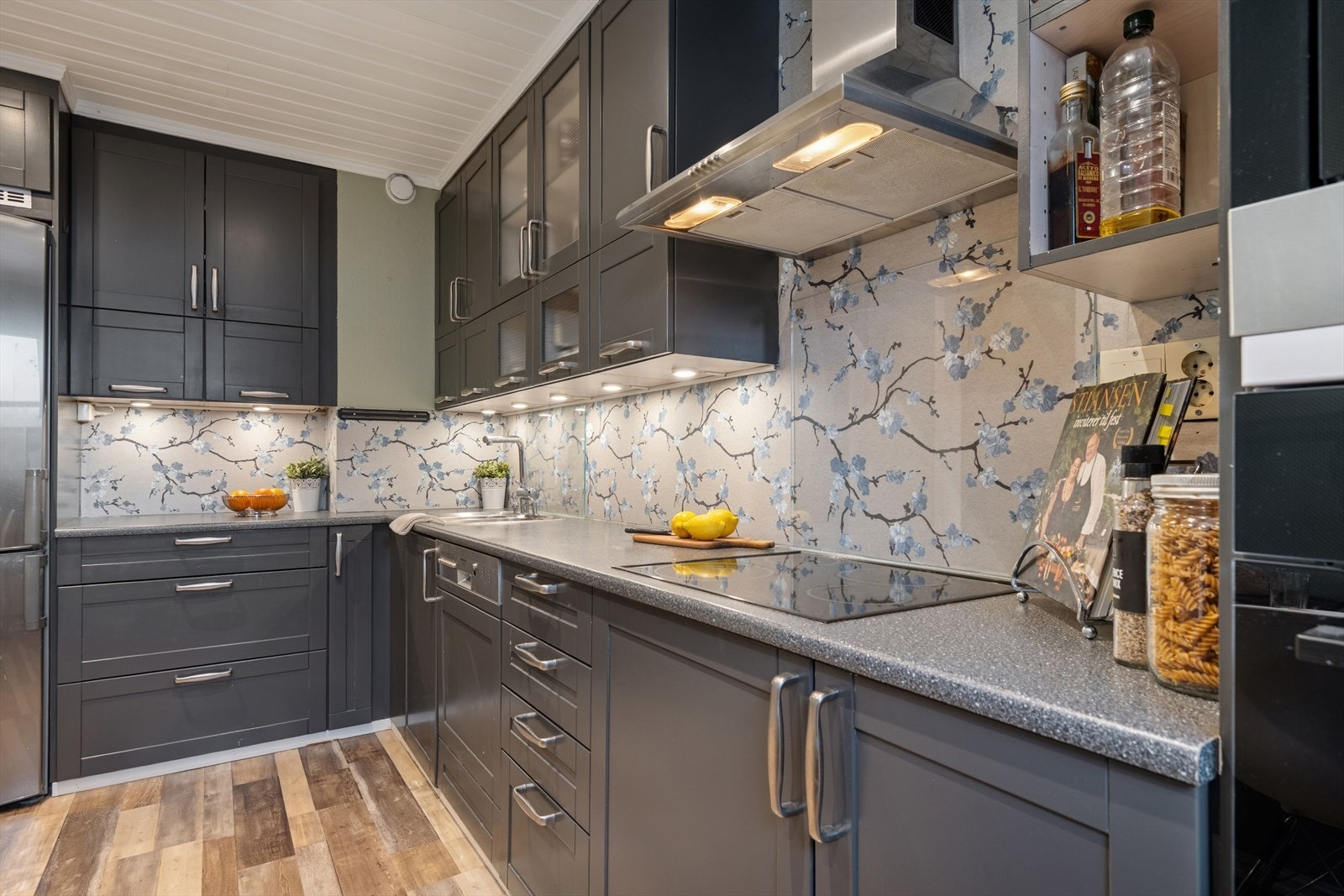 Kjøkken med pen innredning, samt godt med skap og benkeplass. Varmekabler i gulv. Galleribilde