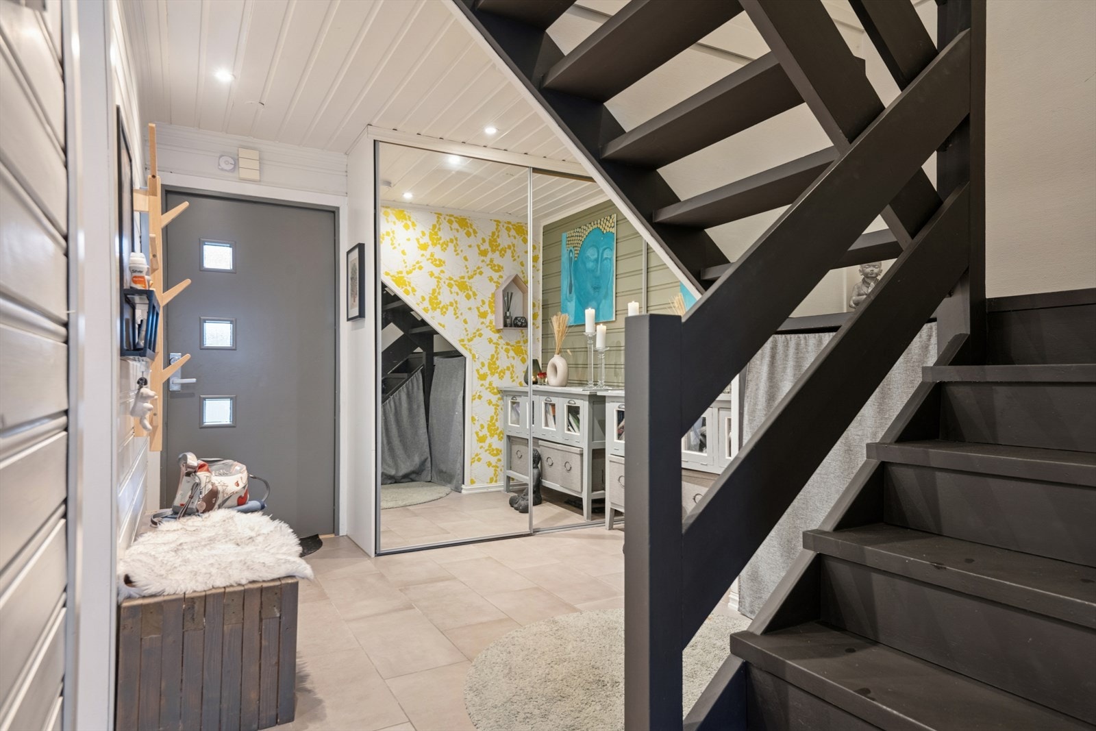 Velkommen! Romslig hall/inngangsparti med gode garderobeløsninger. Varmekabler i gulv. Galleribilde