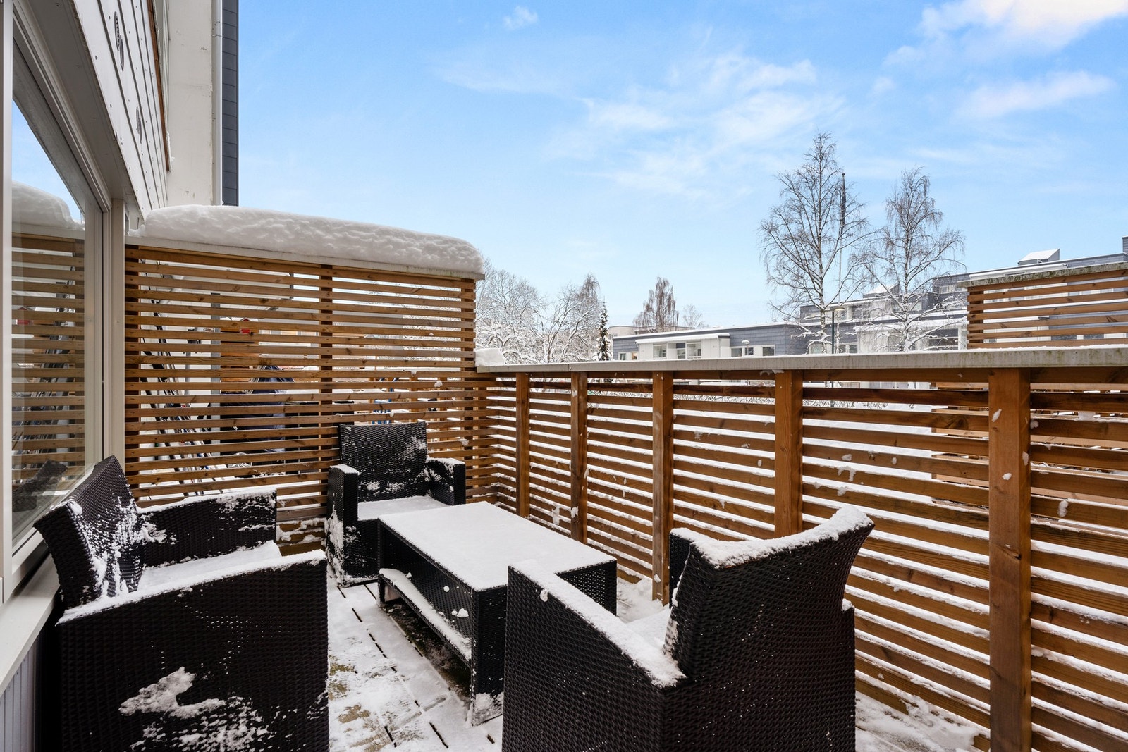 Skjermet og hyggelig terrasse med god plass til sittegruppe - et perfekt uteområde for rolige stunder, selv på kjølige dager. Galleribilde