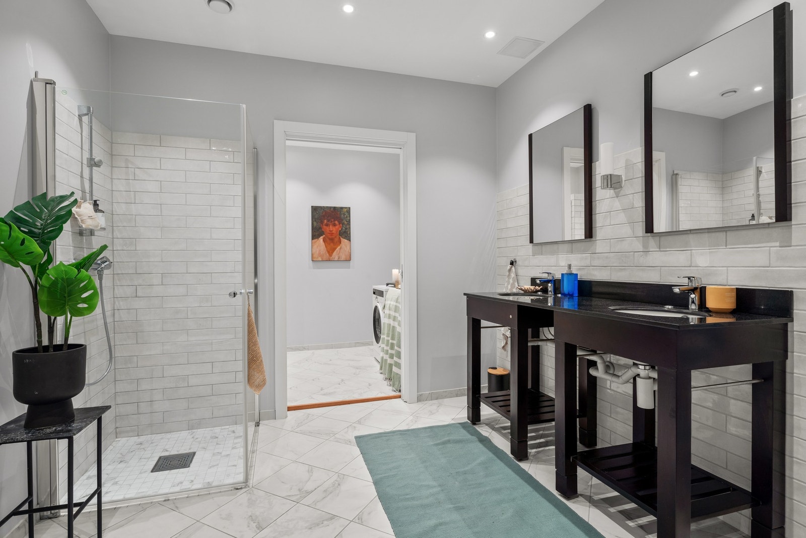 Funksjonelt familiebad med dobbel servantseksjon, to speil og god arbeidsplass, samt avtrekk tilkoblet ventilasjonsanlegget for effektiv lufting. Galleribilde