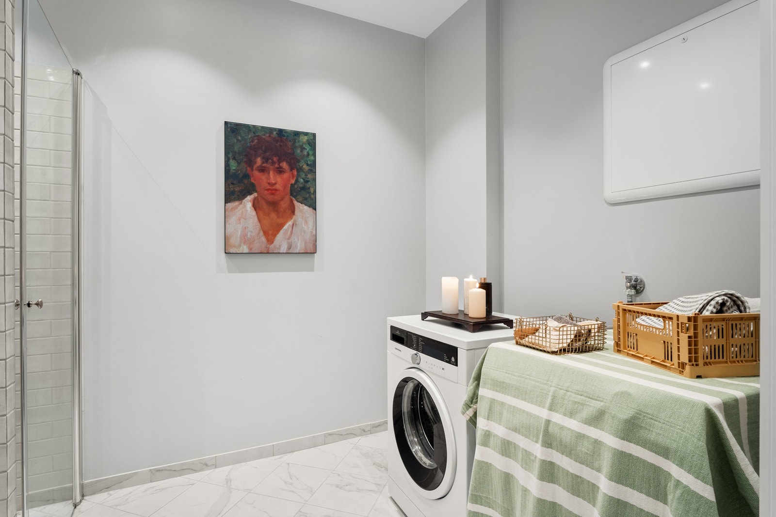 Funksjonell del av badet med opplegg for vaskemaskin, gode flater for oppbevaring og effektiv ventilasjon tilkoblet anlegget. Galleribilde