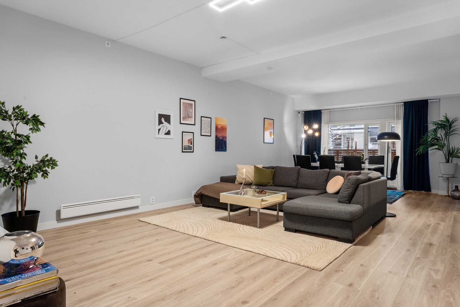 Luftig og innbydende stue med fleksibel møblering og store flater som gir en god romfølelse. Galleribilde