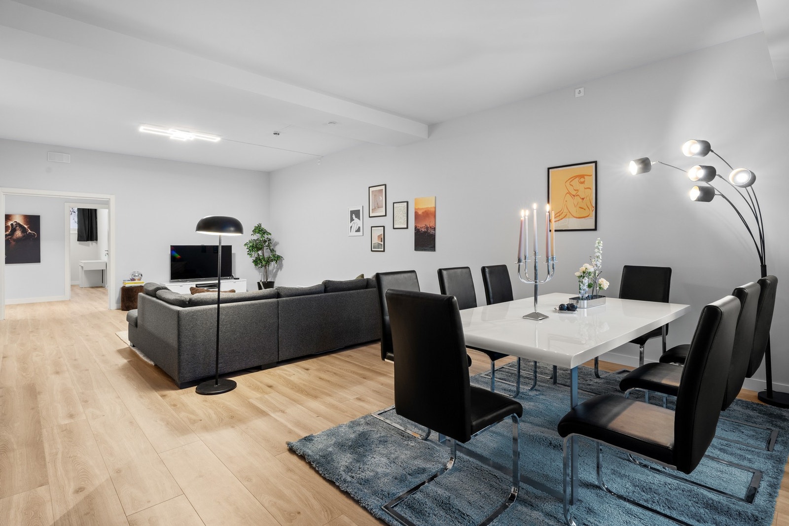 Romslig spiseplass med plass til langbord, perfekt for middager og selskap, sømløst integrert med oppholdsrommet. Galleribilde