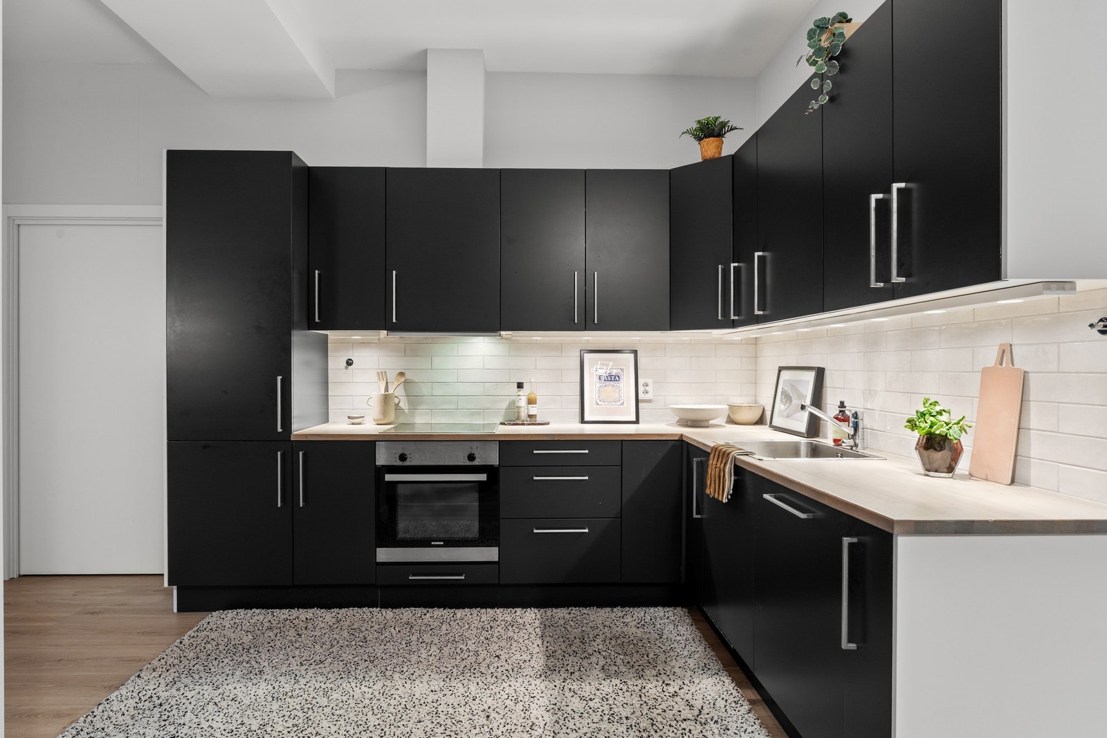 Velutstyrt kjøkken med integrert platetopp, stekeovn, oppvaskmaskin og kjøl-/fryseskap, samt ventilator koblet til ventilasjonsanlegget for godt inneklima. Galleribilde