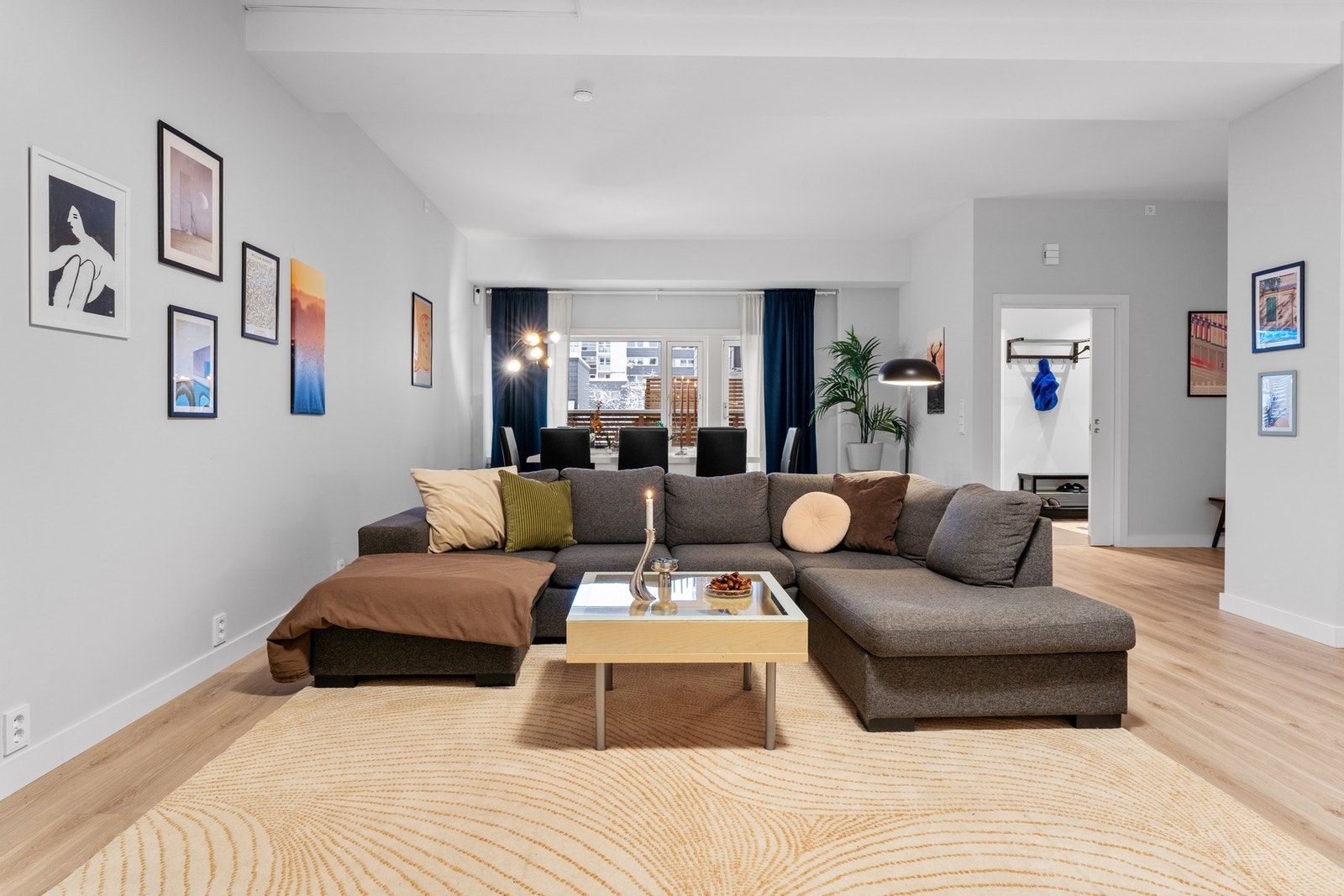 Sosial sone med naturlig flyt mellom stue og spiseplass, samt utgang mot terrasse som gir rikelig med dagslys. Galleribilde