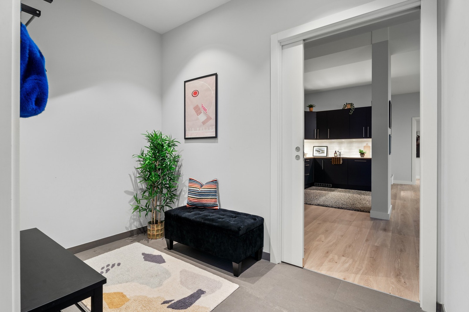 Lys entré med funksjonell løsning, plass til møblering og direkte adkomst til kjøkkenet og stuen. Galleribilde