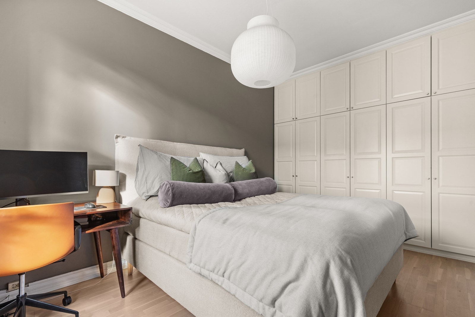 God oppbevaring i plassbygd garderobeskap. Galleribilde