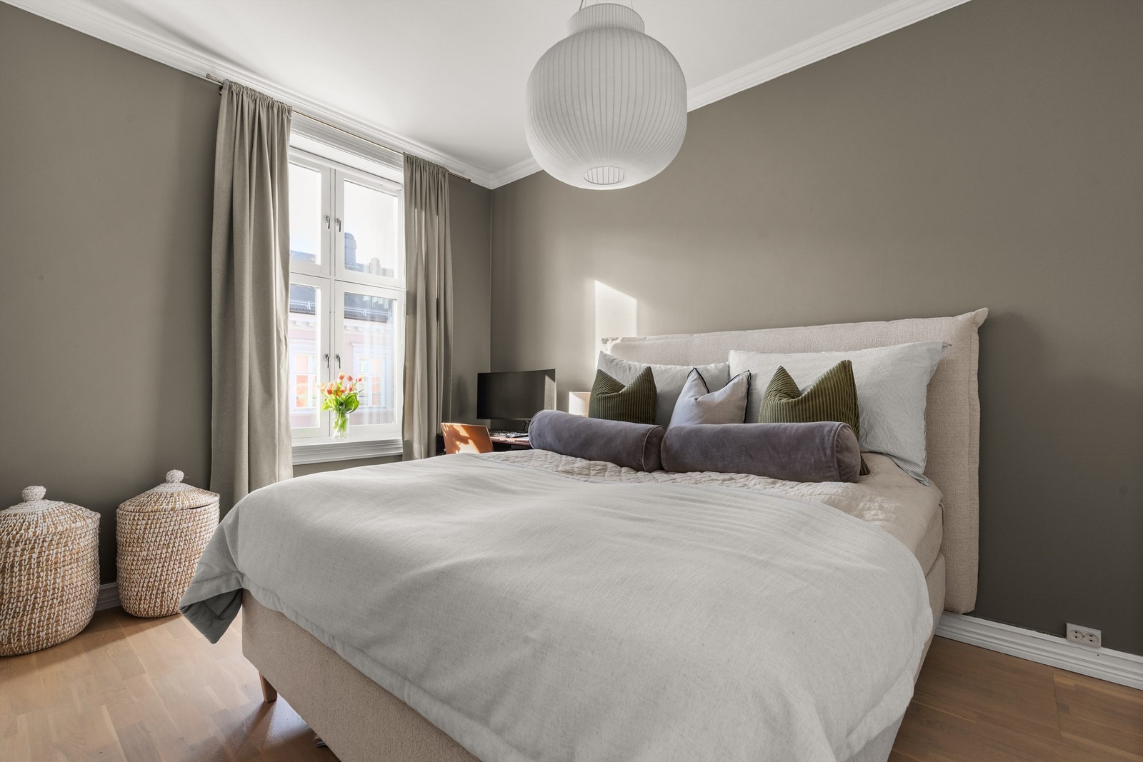 Rommet er malt i tidløse og stilrene nyanser, som byr på en god natts søvn. Galleribilde