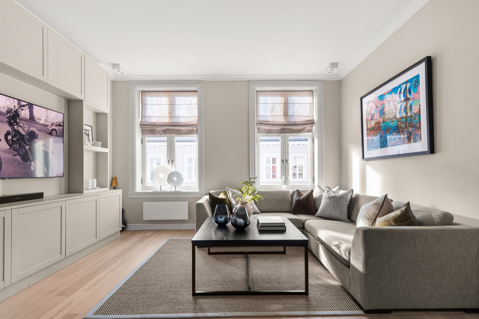 Stuen er romslig med gode muligheter for å innrede med sofagruppe, tilhørende salongbord og tv-seksjon. Galleribilde