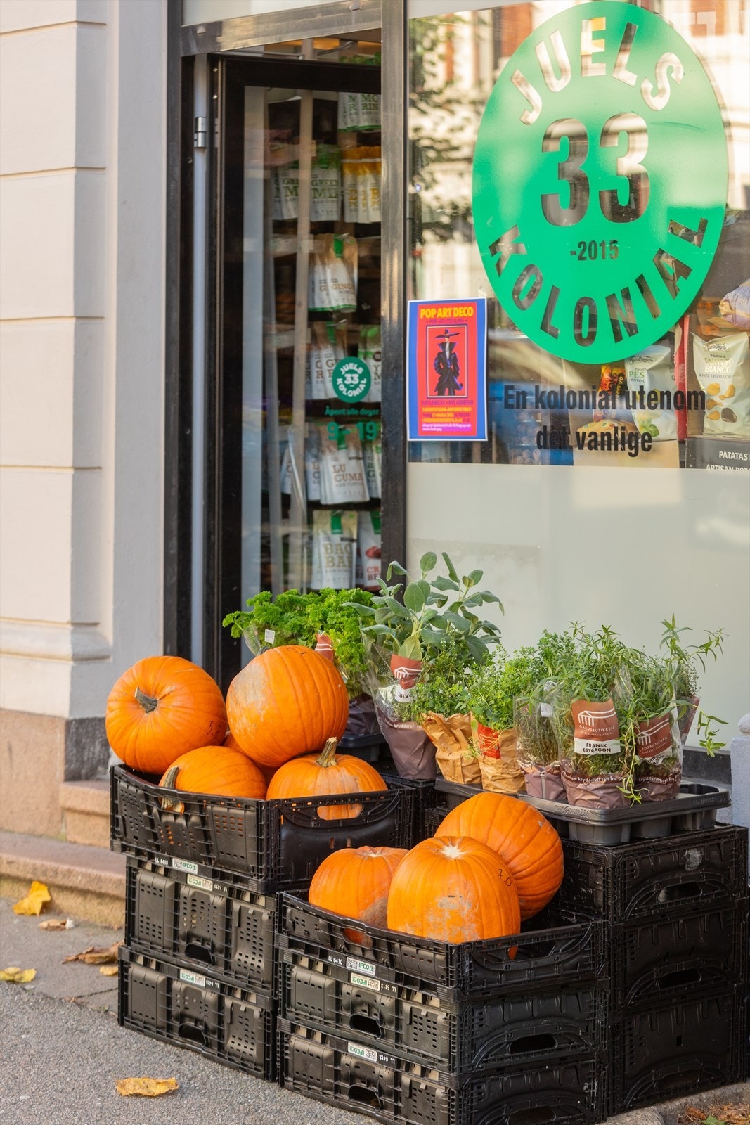 Juels 33 kolonial ligger i nabobygården, med et mer eksklusivt utvalg av råvarer og spesialiteter som ikke finnes i andre dagligvarer. Galleribilde
