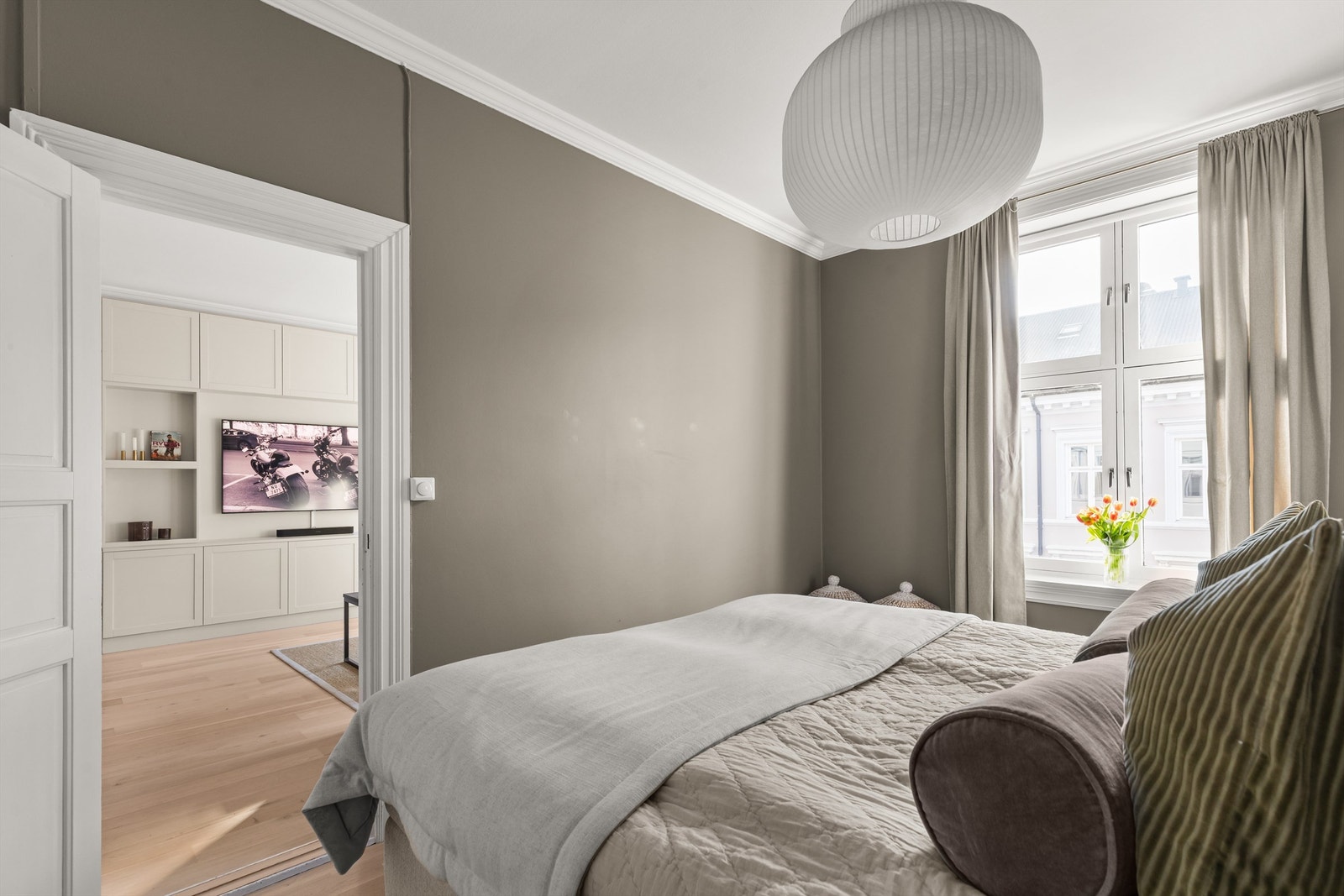 Lunt og romslig soverom med plass til dobbeltseng og tilhørende nattbord. Galleribilde