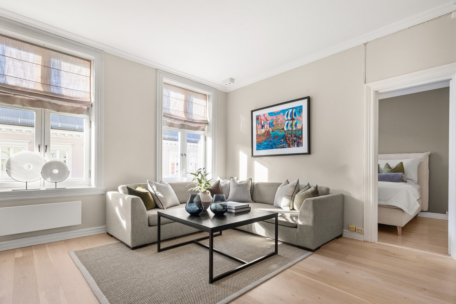 Leiligheten har en flott, plassbygd hylleløsning og er i dag malt i en beige tone. Galleribilde