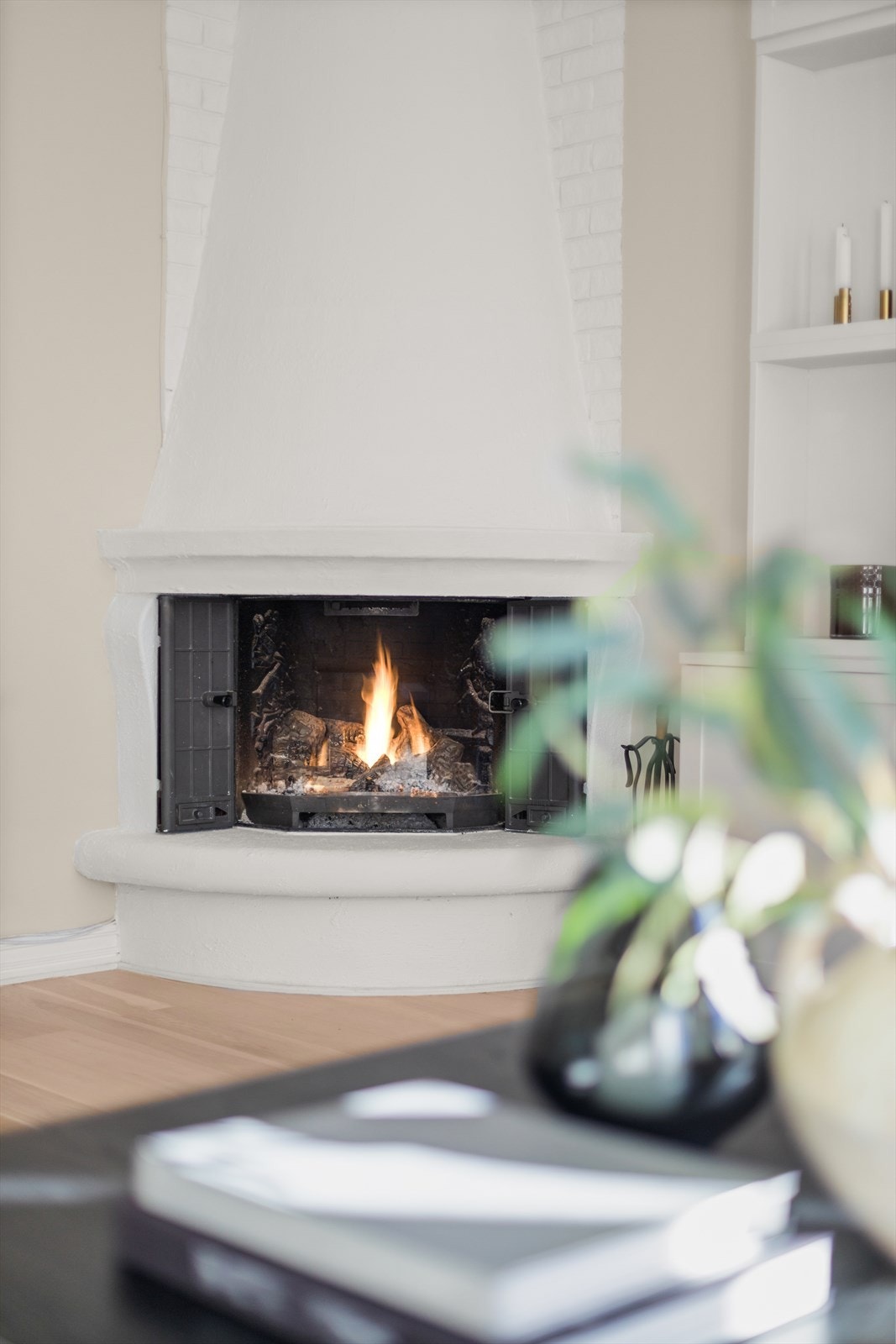 Stuen har også en peis som varmer godt på årets kaldeste dager. Galleribilde