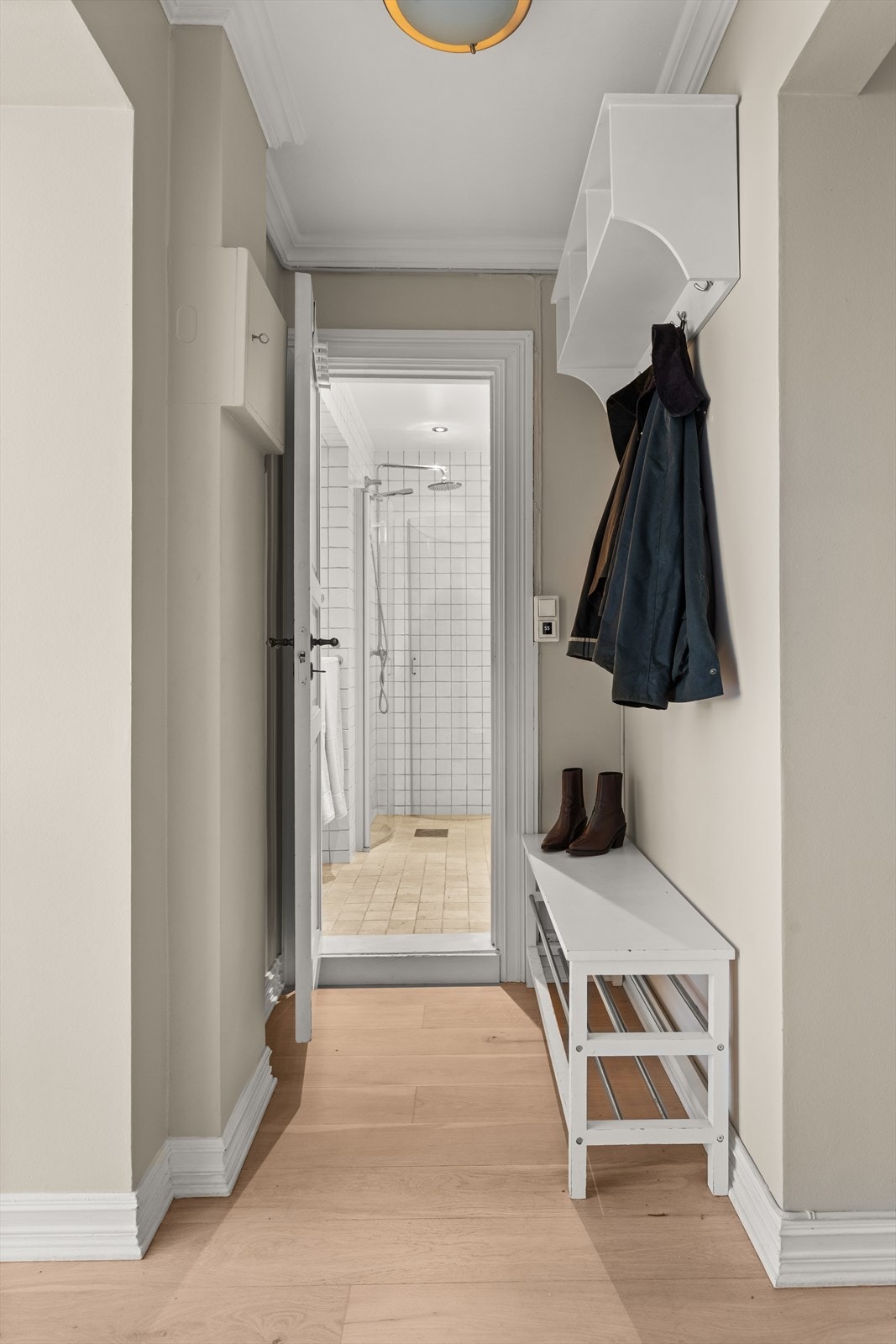 Velkommen inn! Entréen er lys og innbydende og gir et umiddelbart godt førsteinntrykk. Galleribilde