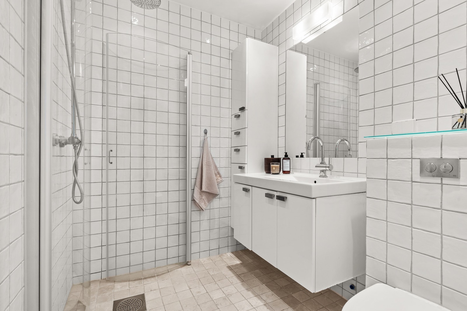 Badet er pent flislagt på gulv og vegger med elektrisk gulvvarme. Galleribilde