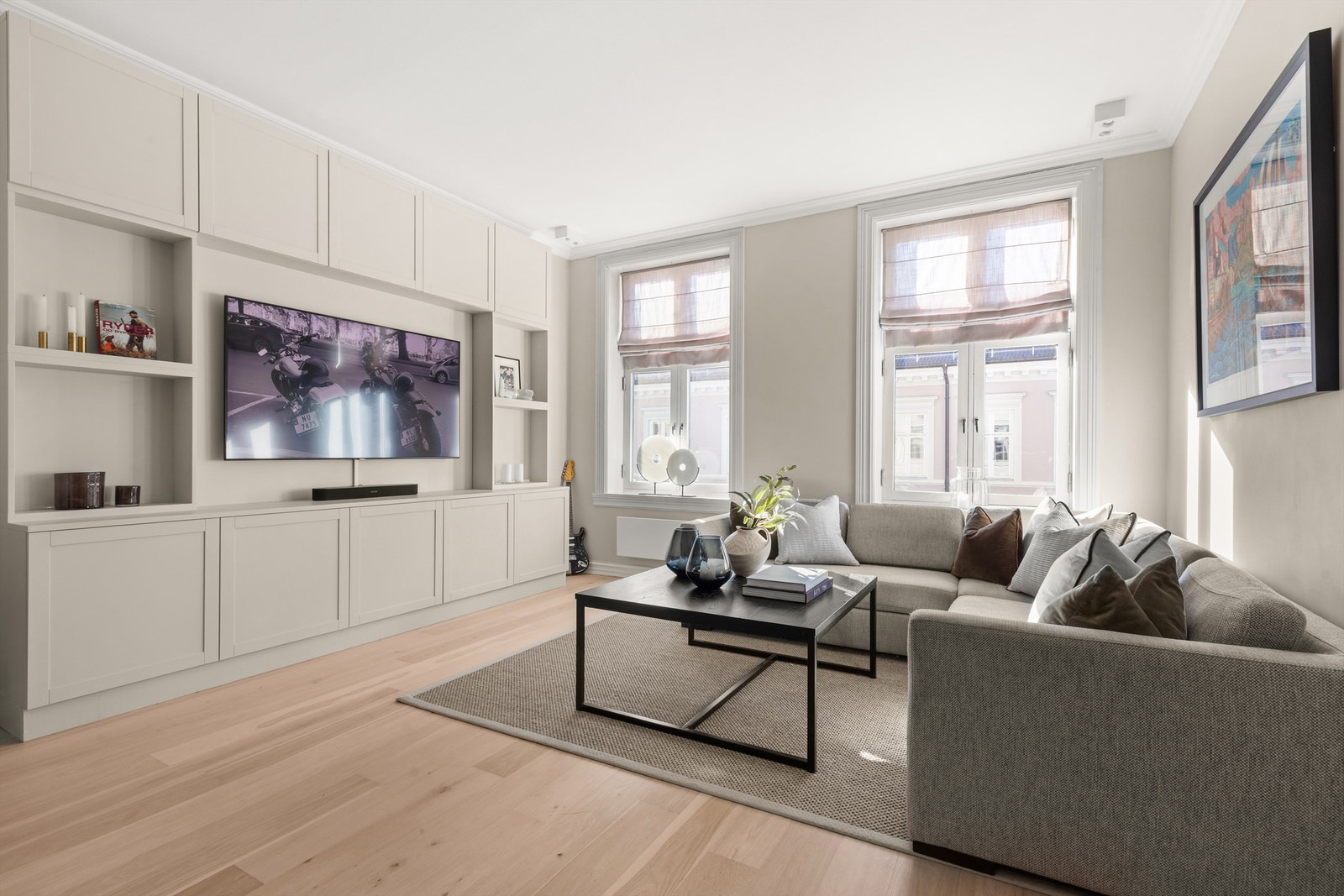 Rommet har generøs takhøyde på 2,85 meter, samt store vindusflater som sørger for rikelig med lysinnslipp og skaper en lys og luftig atmosfære i boligen. Galleribilde