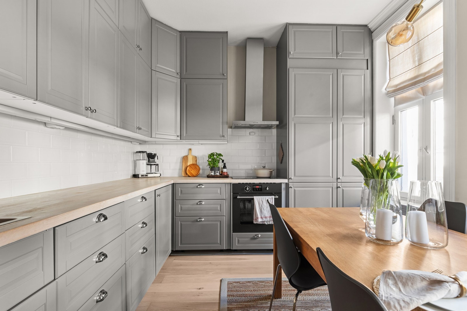 Innredningen er lekker og stilren med profilerte fronter og heltre benkeplate med nedfelt vask. Galleribilde