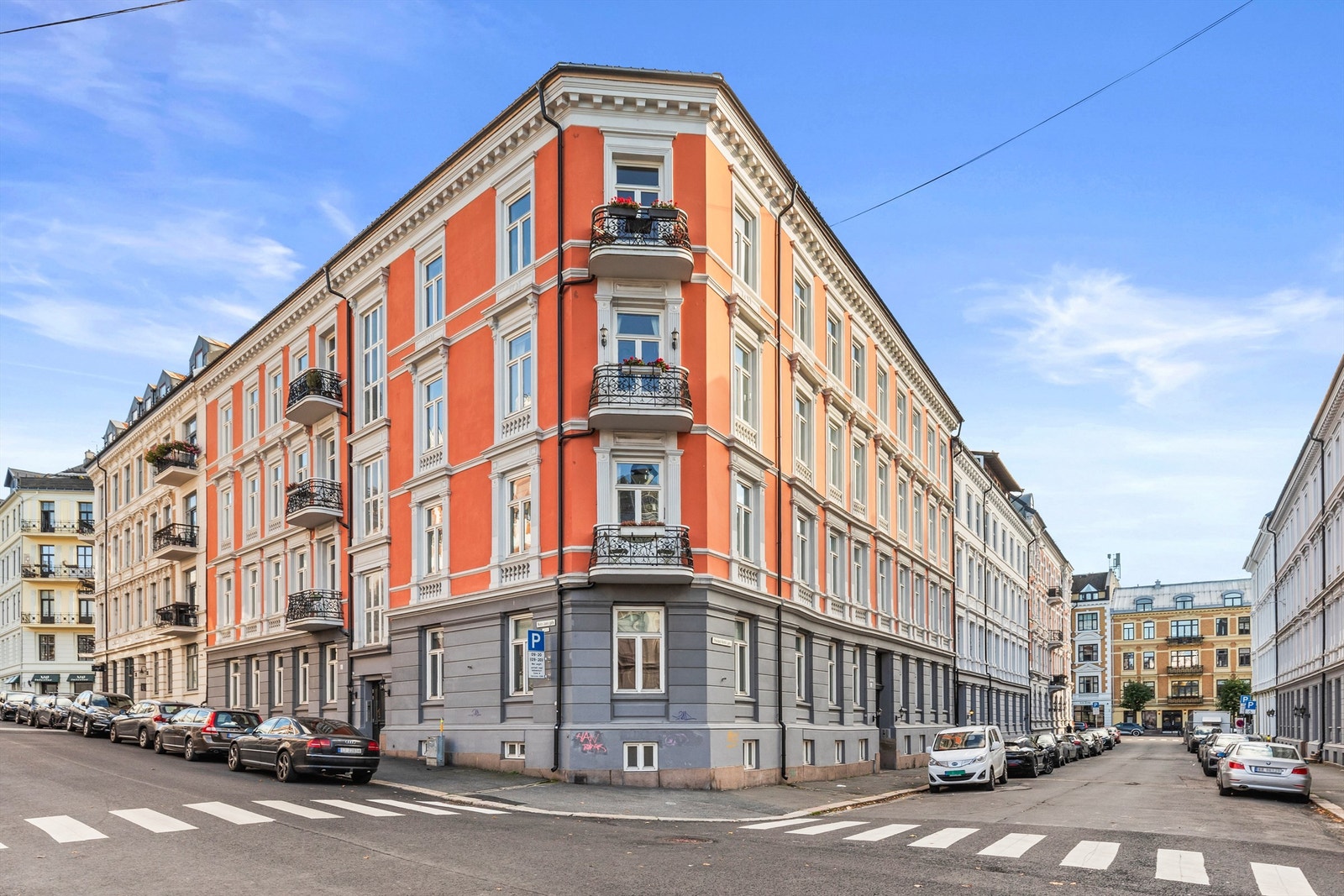Leiligheten er beliggende i et svært attraktivt og populært nabolag på Frogner, med umiddelbar nærhet til alt du skulle ha behov for i hverdagen. Galleribilde