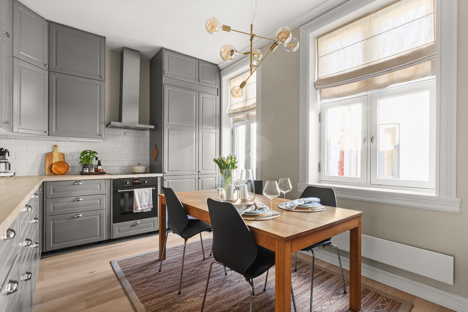 Kjøkkenet er for mange det viktigste rommet og er her holdt i en separat sone for matlagingen. Galleribilde