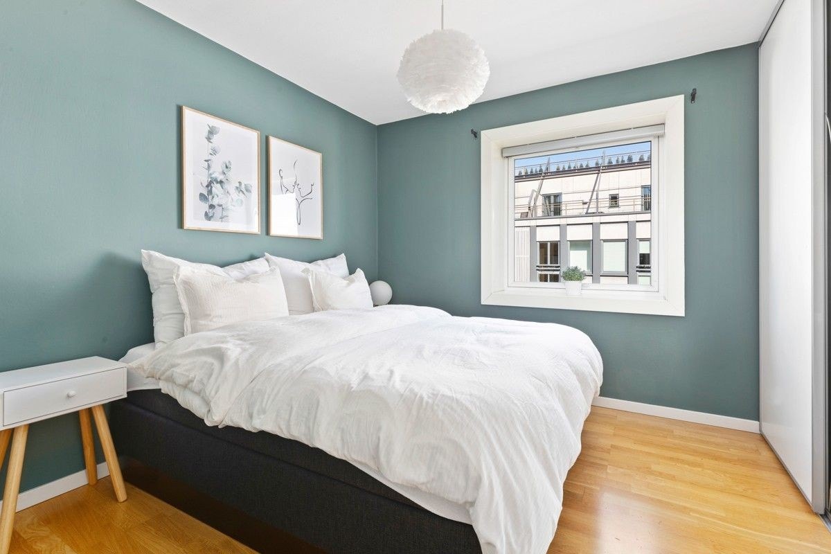 Soverom 1 med god plass til dobbeltseng og skrivebord Galleribilde