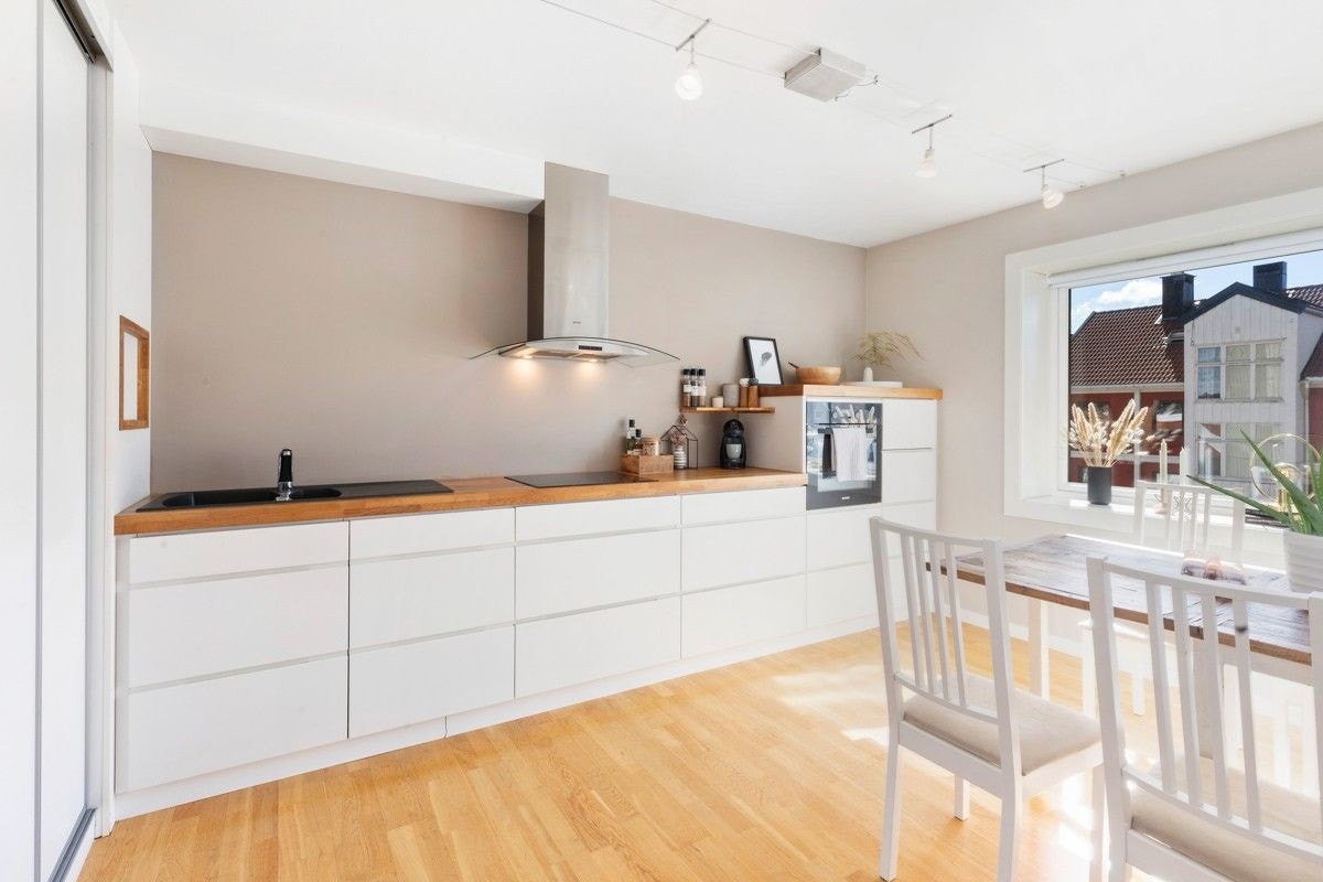 Flott kjøkken med mye skap og benkeplass Galleribilde