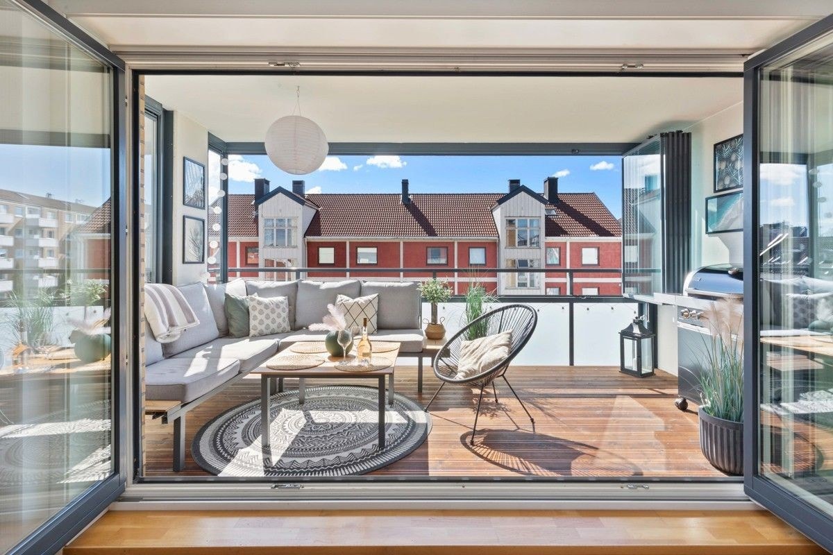Innglasset terrasse med mye sol Galleribilde
