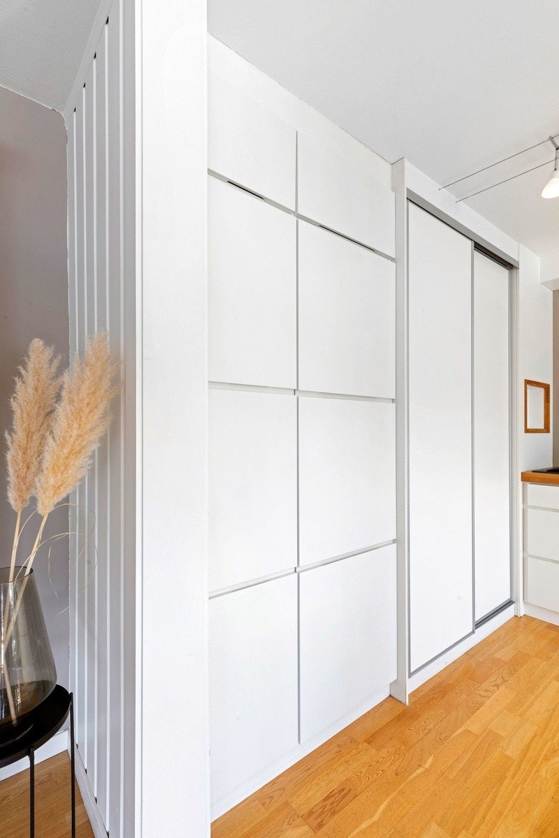 Kjøkken med praktisk oppbevaring samt vaskenisje Galleribilde