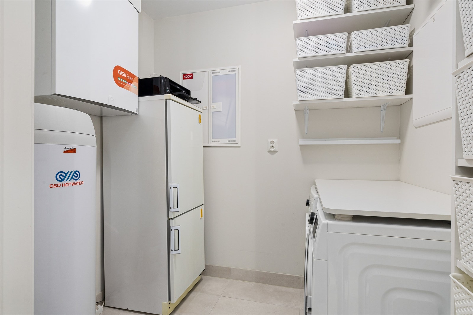 Vaskerom og teknisk rom med inngang fra badet Galleribilde