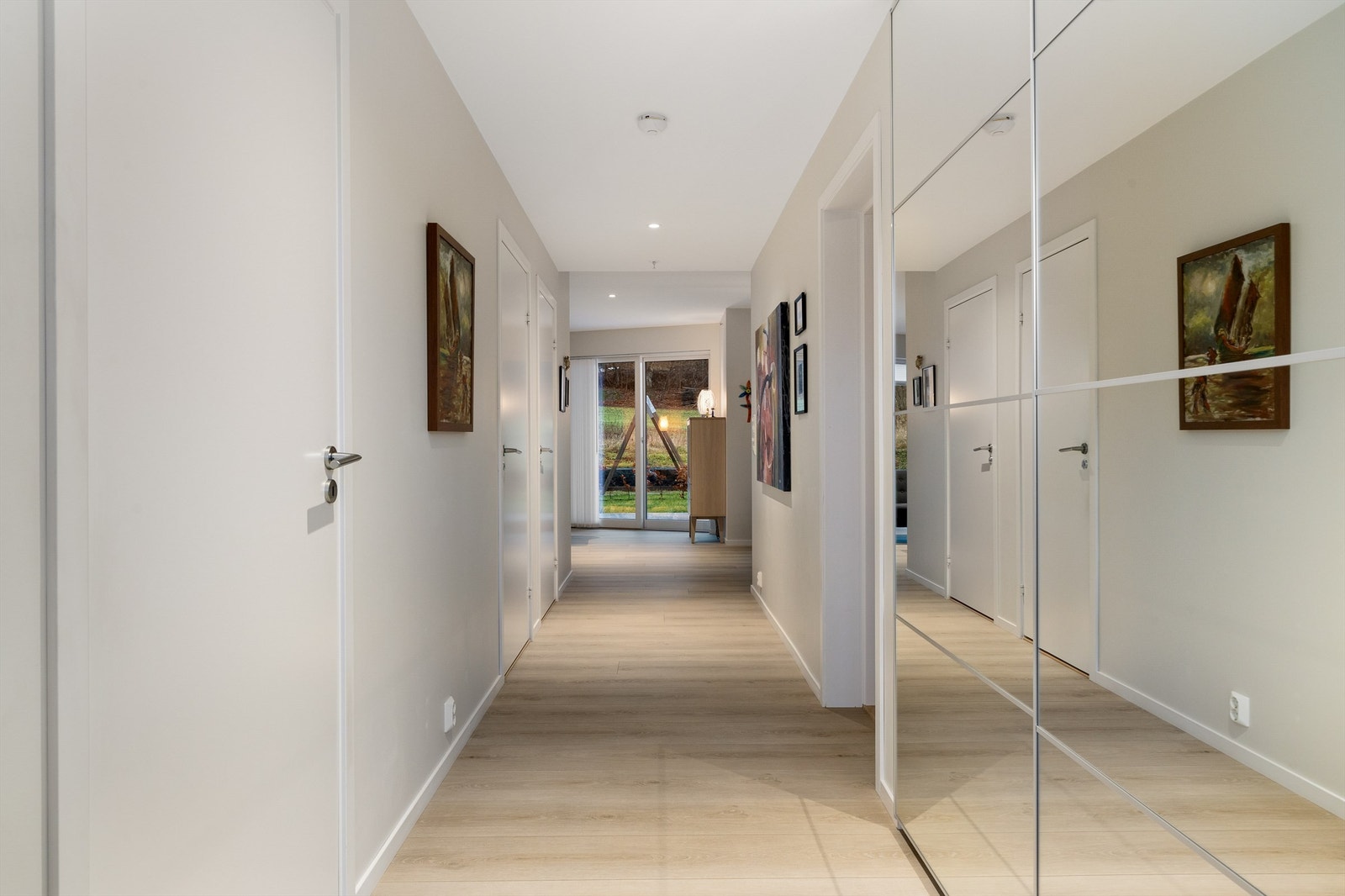 Stor gang med skyvedørsgarderobe Galleribilde